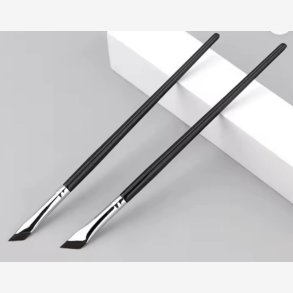Skr�tsk�ret eyeliner pensel